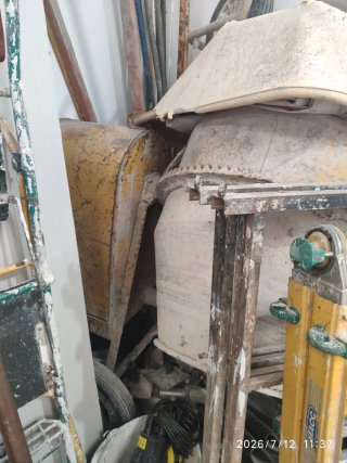 Hormigonera, puntales y andamios