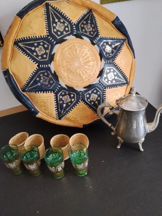 Puf Marroquí + Tetera + 4 Vasos Cristal + 4 Vasos