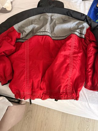 Anorak Rojo y Gris