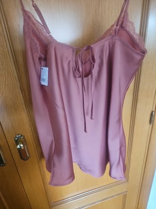 Camiseta tirantes satén y encaje rosa