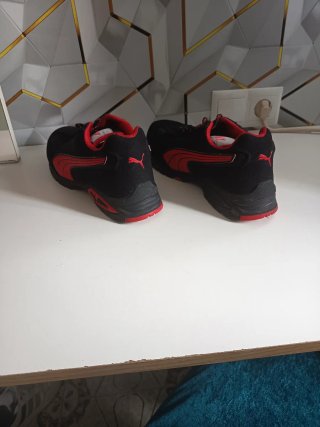 Zapatos de seguridad Puma negros y rojos