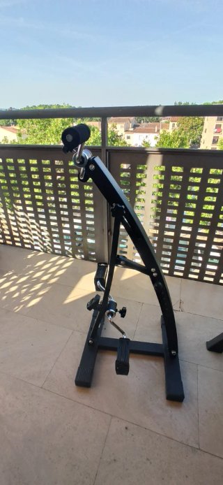 Máquina para ejercitar piernas y brazos.