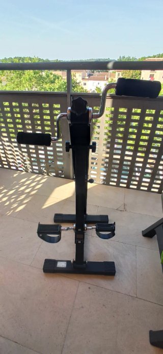 Máquina para ejercitar piernas y brazos.