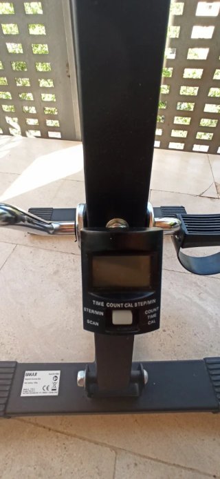 Máquina para ejercitar piernas y brazos.