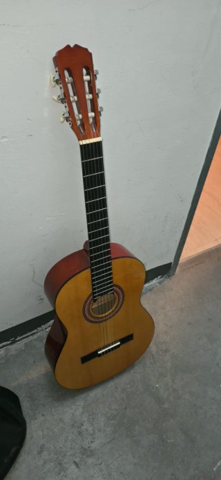 Guitarra española y amplificador