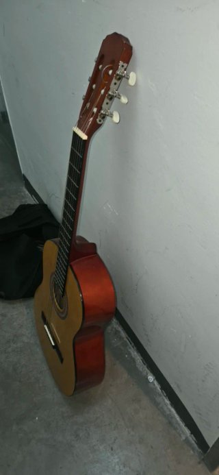 Guitarra española y amplificador