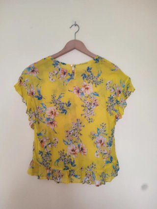 Blusa amarilla floral manga corta.TXS