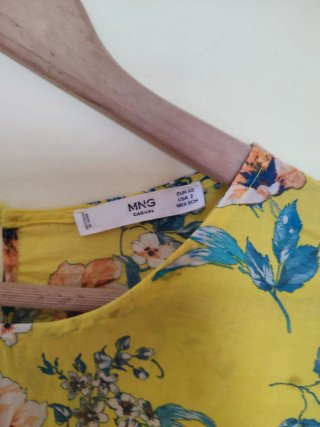 Blusa amarilla floral manga corta.TXS