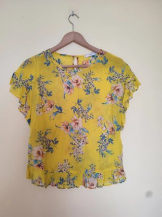 Blusa amarilla floral manga corta.TXS