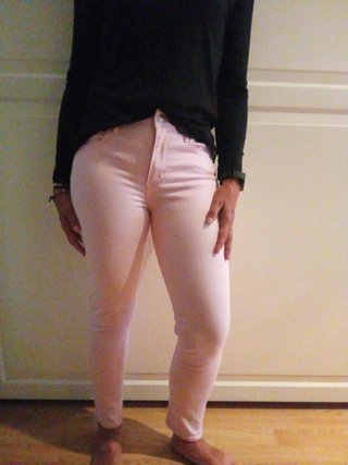 Conjunto: camiseta negra y pantalón rosa Levi's