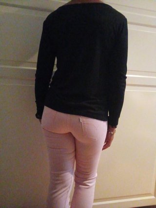 Conjunto: camiseta negra y pantalón rosa Levi's