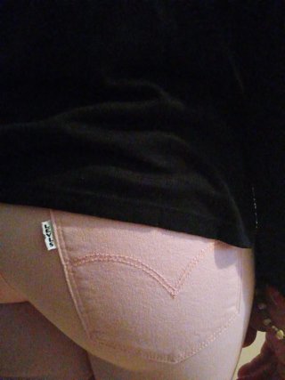 Conjunto: camiseta negra y pantalón rosa Levi's