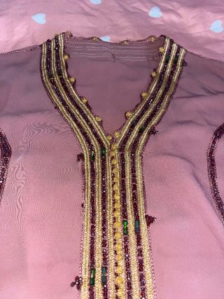 Elegante kaftán marroquí con cinturón