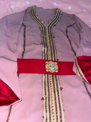 Elegante kaftán marroquí con cinturón