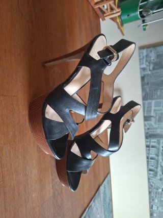 Sandalias Guess Negras Tacón