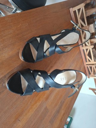Sandalias Guess Negras Tacón