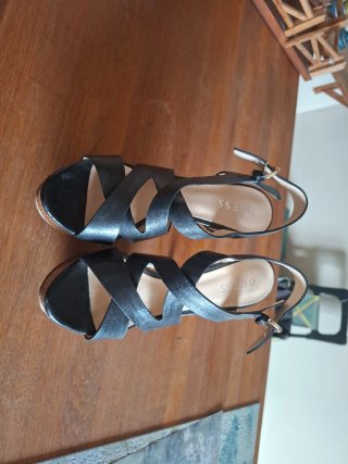 Sandalias Guess Negras Tacón