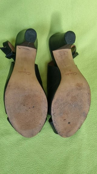 Sandalias Clarks peep-toes plataforma tacón negro