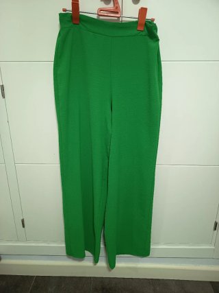 Pantalones verdes anchos