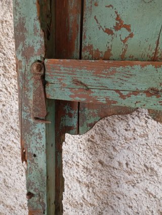 Atractiva y antigua ventana de madera 125x42cm