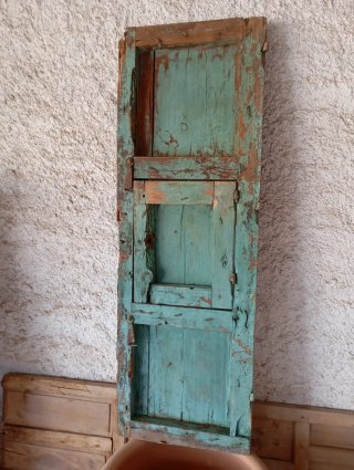 Atractiva y antigua ventana de madera 125x42cm