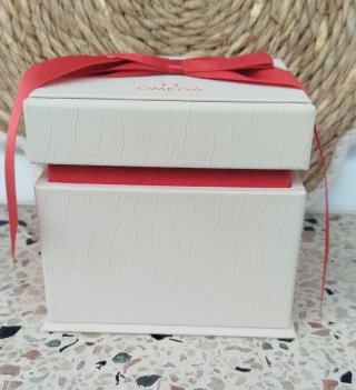 Caja de reloj Omega con lazo