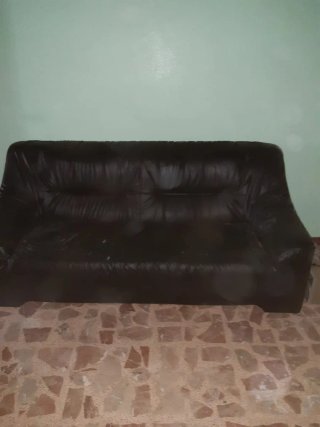 Sofá de piel marrón oscuro