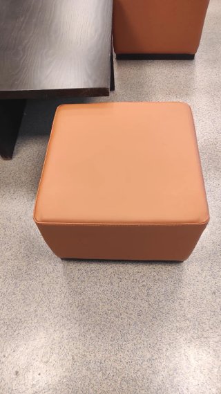 Tavolo da centro con 4 pouf arancioni