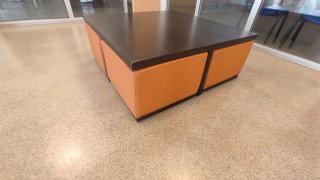 Tavolo da centro con 4 pouf arancioni