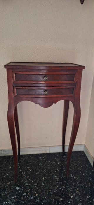 Mesa auxiliar antigua de madera