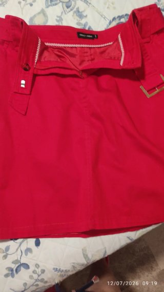 Falda vaquera roja con cinturón