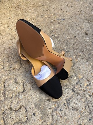 Zapatos de tacón beige y negro