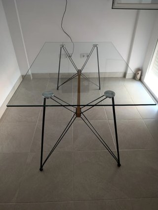 Mesa de cristal moderna patas metálicas.
