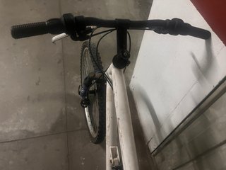 Rueda de bicicleta azul y plateada