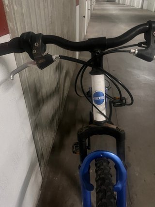 Rueda de bicicleta azul y plateada