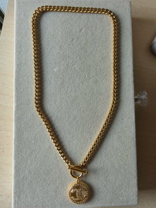 Collar Chanel Dorado con Doble C y Circonita