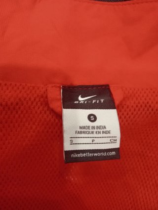 Chaqueta Nike Dri-Fit Roja y Negra