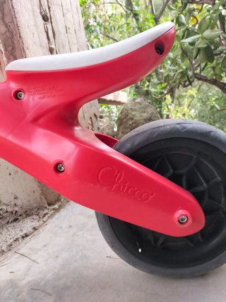 Bicicleta sin pedales roja y blanca