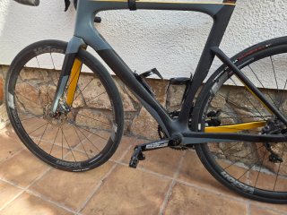 Bicicleta de carbono aero.