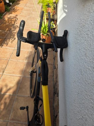 Bicicleta de carbono aero.