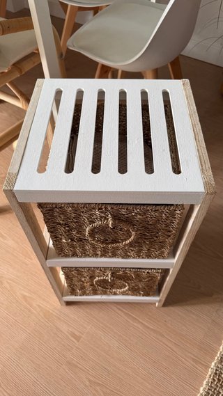 Estantería de madera con 2 cestos de mimbre