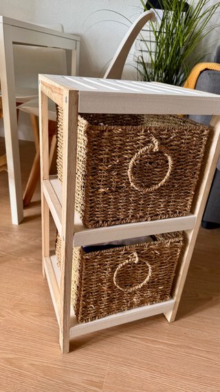 Estantería de madera con 2 cestos de mimbre