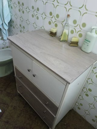 Mueble de baño blanco y madera