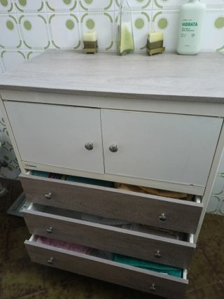 Mueble de baño blanco y madera