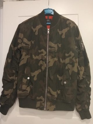 Chaqueta Bomber Camuflaje Bershka Talla M