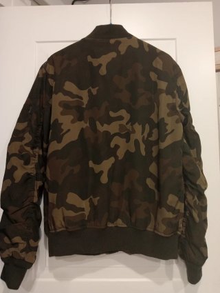 Chaqueta Bomber Camuflaje Bershka Talla M