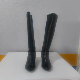 Botas altas de piel negras