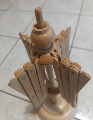 Antico arcolaio in legno