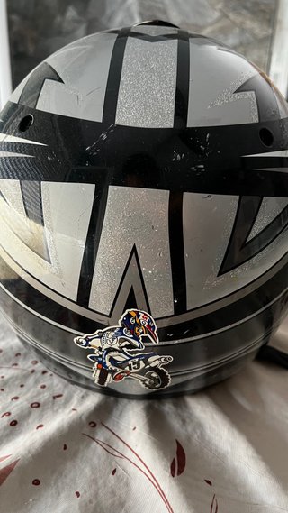 Casco de moto plateado y negro