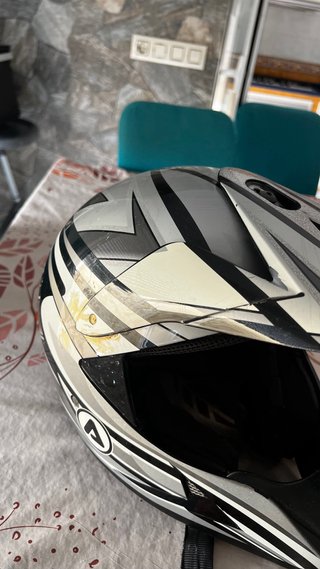 Casco de moto plateado y negro